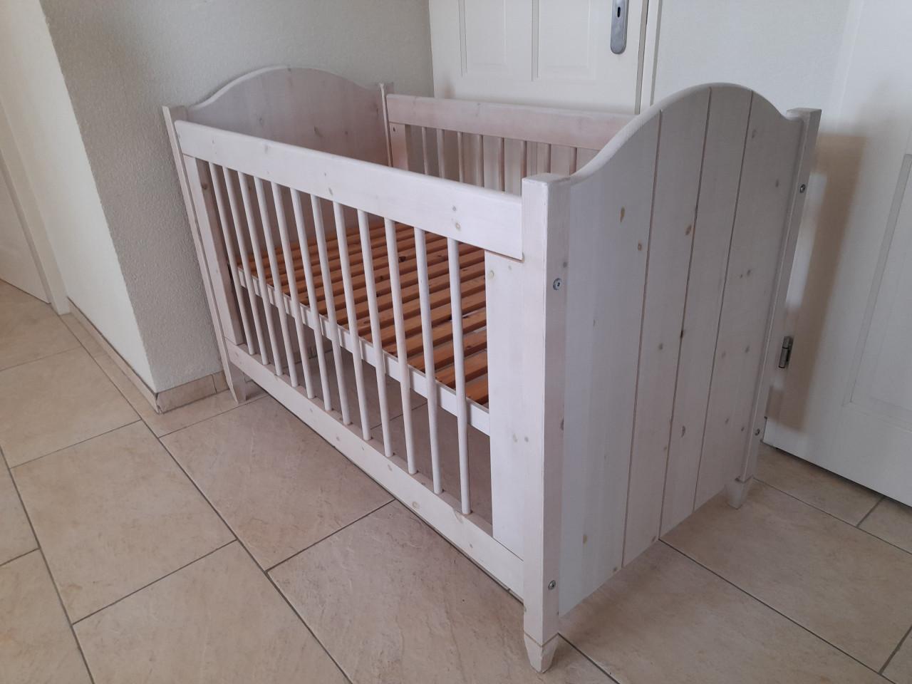 Massief houten white wash ledikantje (in goede staat)in hoogte verstelbaar!
