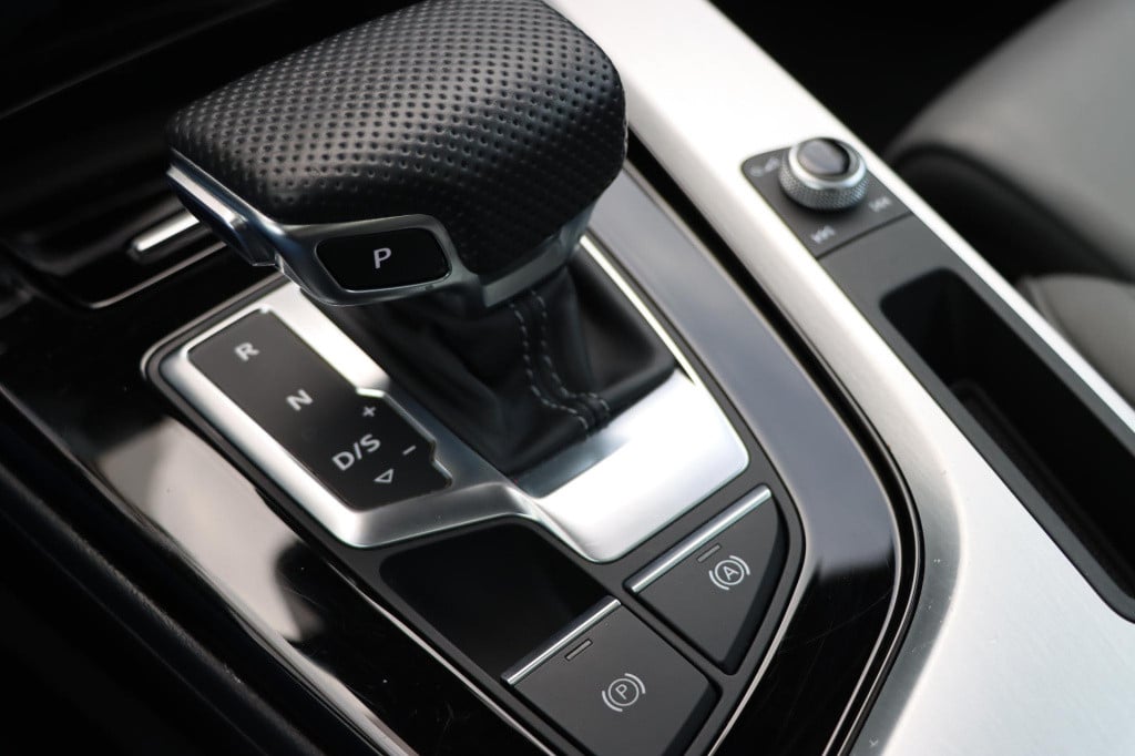 Audi A4 limousine 35 tfsi launch edition sport
