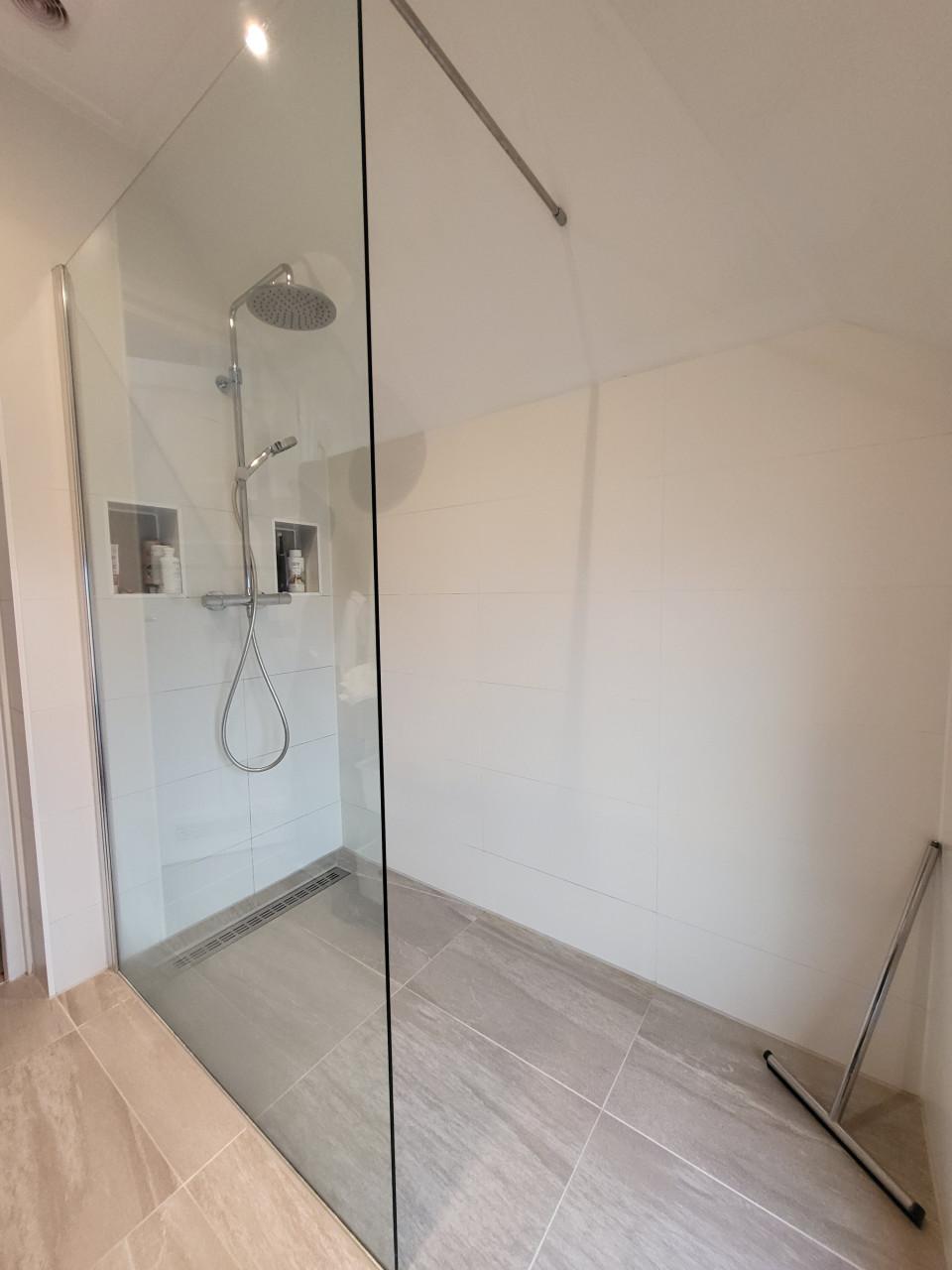 Glazen badkamerwand (transparant)