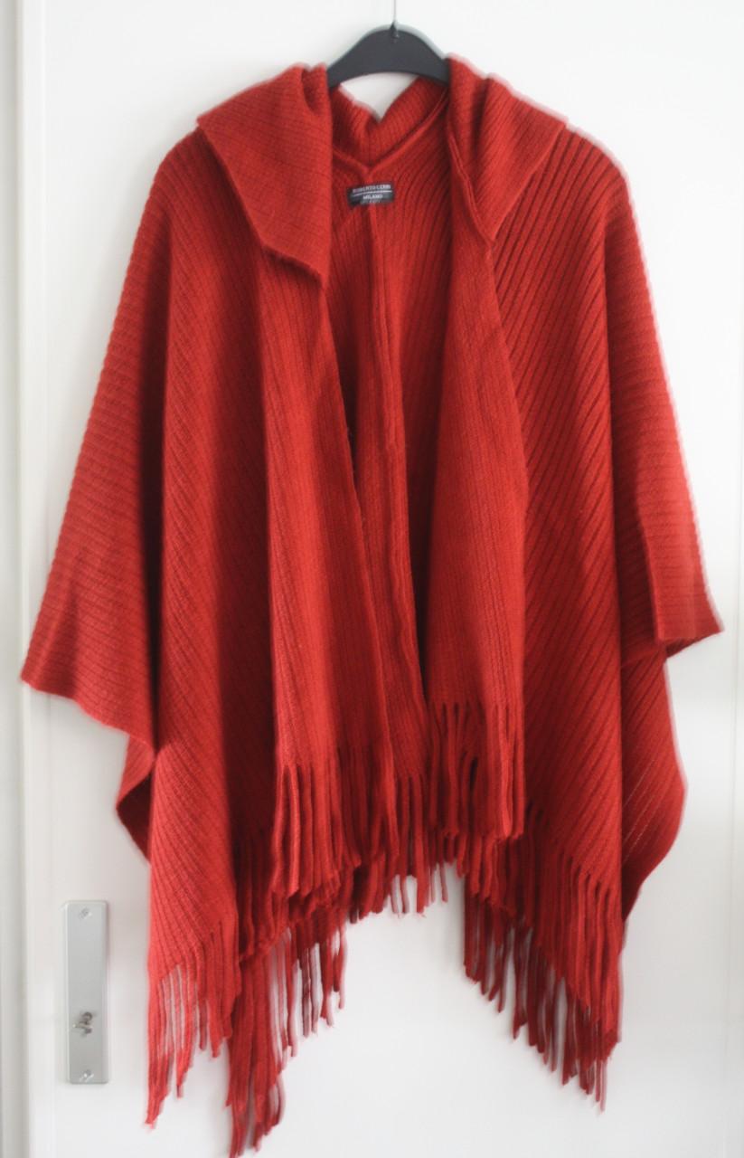 Rode omslagdoek met caouchon rood