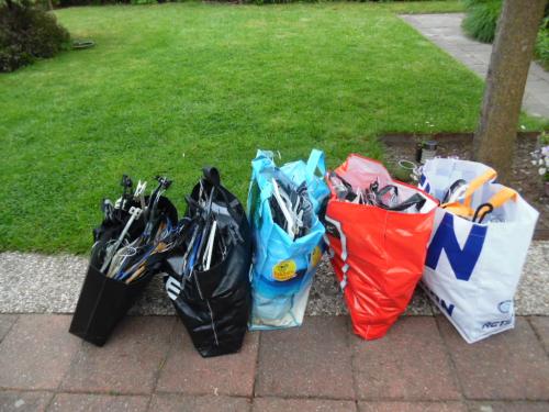Gratis af te halen 5 tassen met kledinghangers
