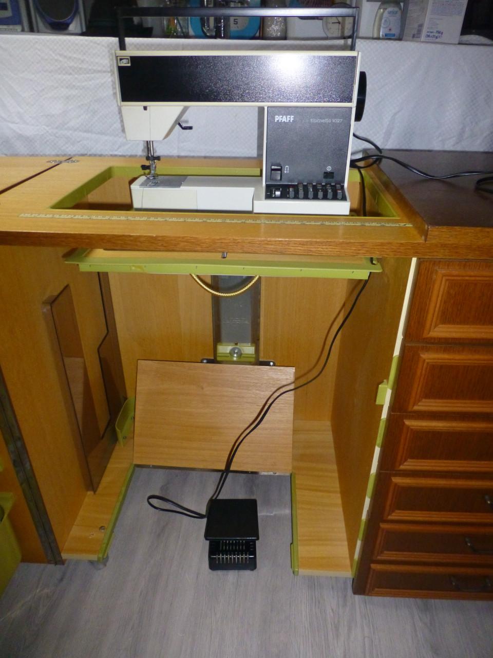 Naaimachine met meubel