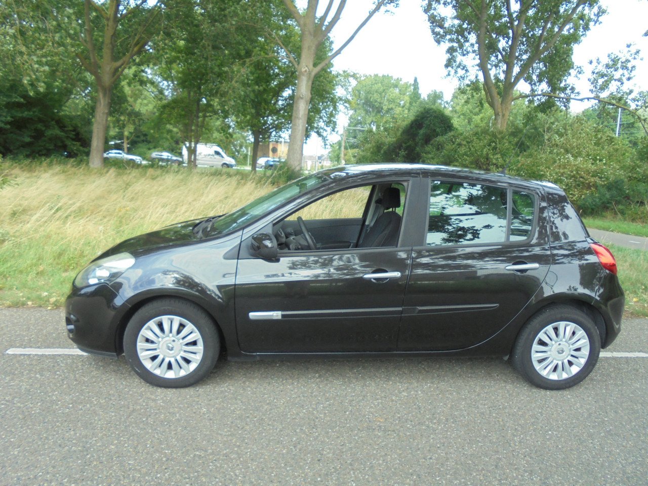 Clio 1.2 motor de 1.2 -16V Authentique uitvoering 135.369 Km vol jaar Apk