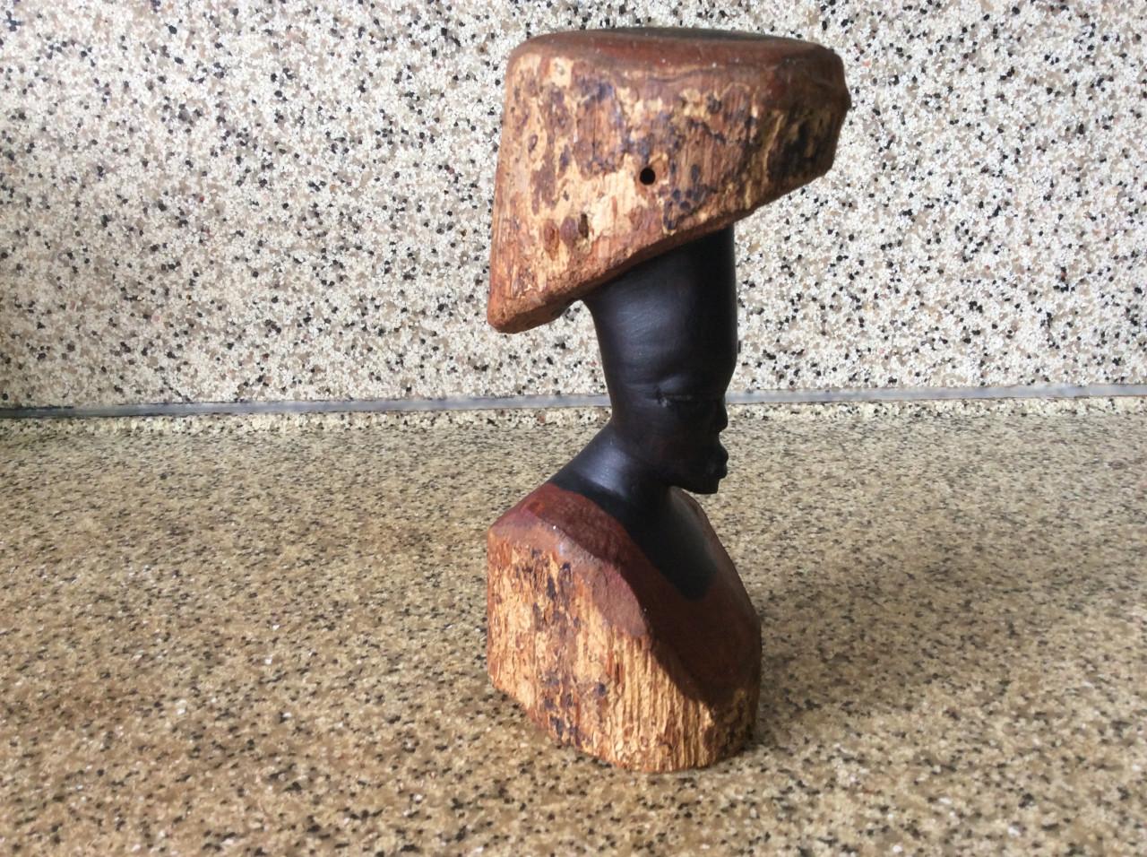 2 mooi  uitgesneden Afrikaanse houtsnijwerkjes in Ebbenhout. Hoogte: 15 cm.