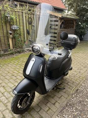 Scooter Kymco 4 takt (geel kenteken) Bijna nieuw. Veel opties.