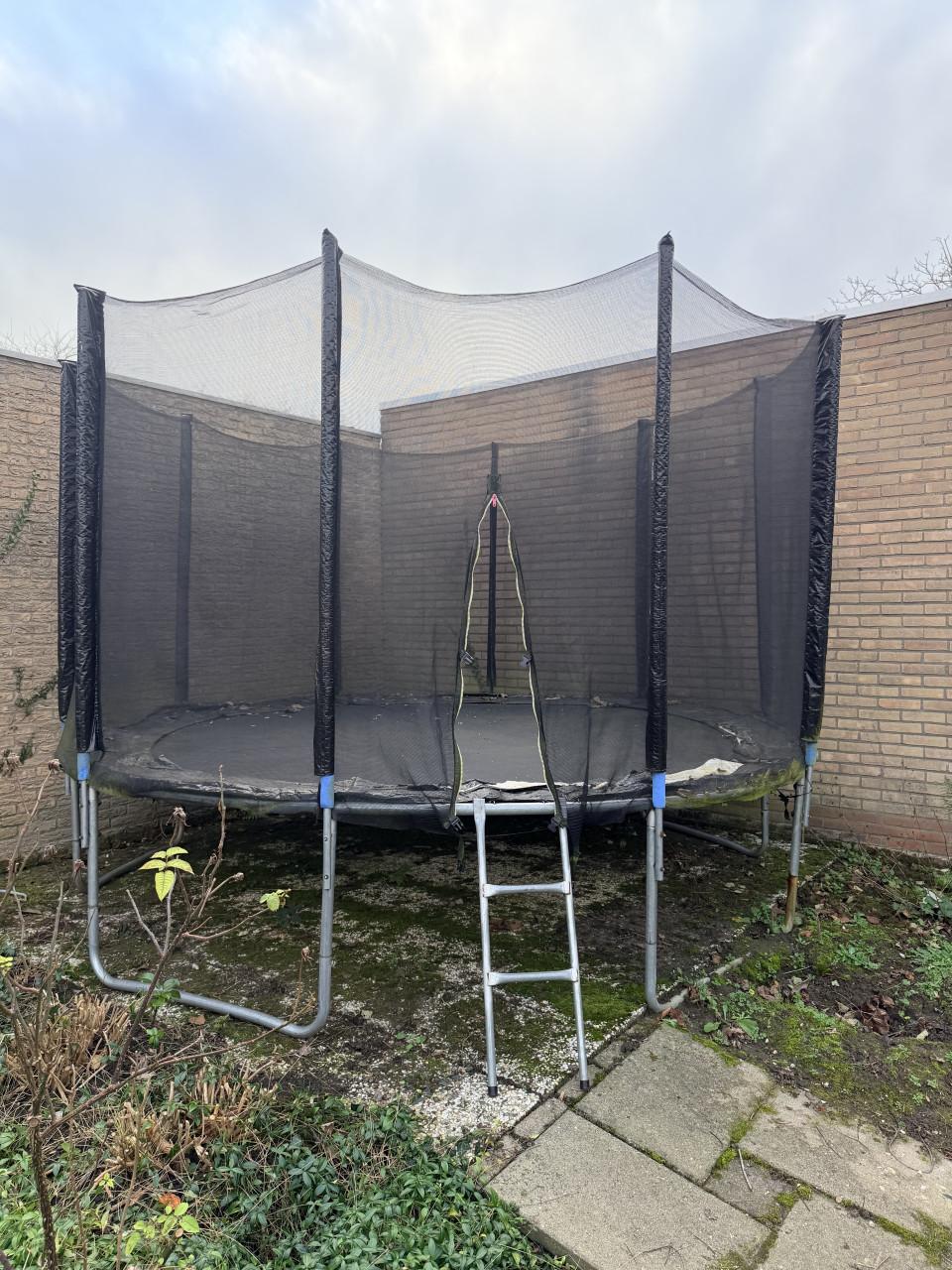 TRAMPOLINE (GROOT) GRATIS