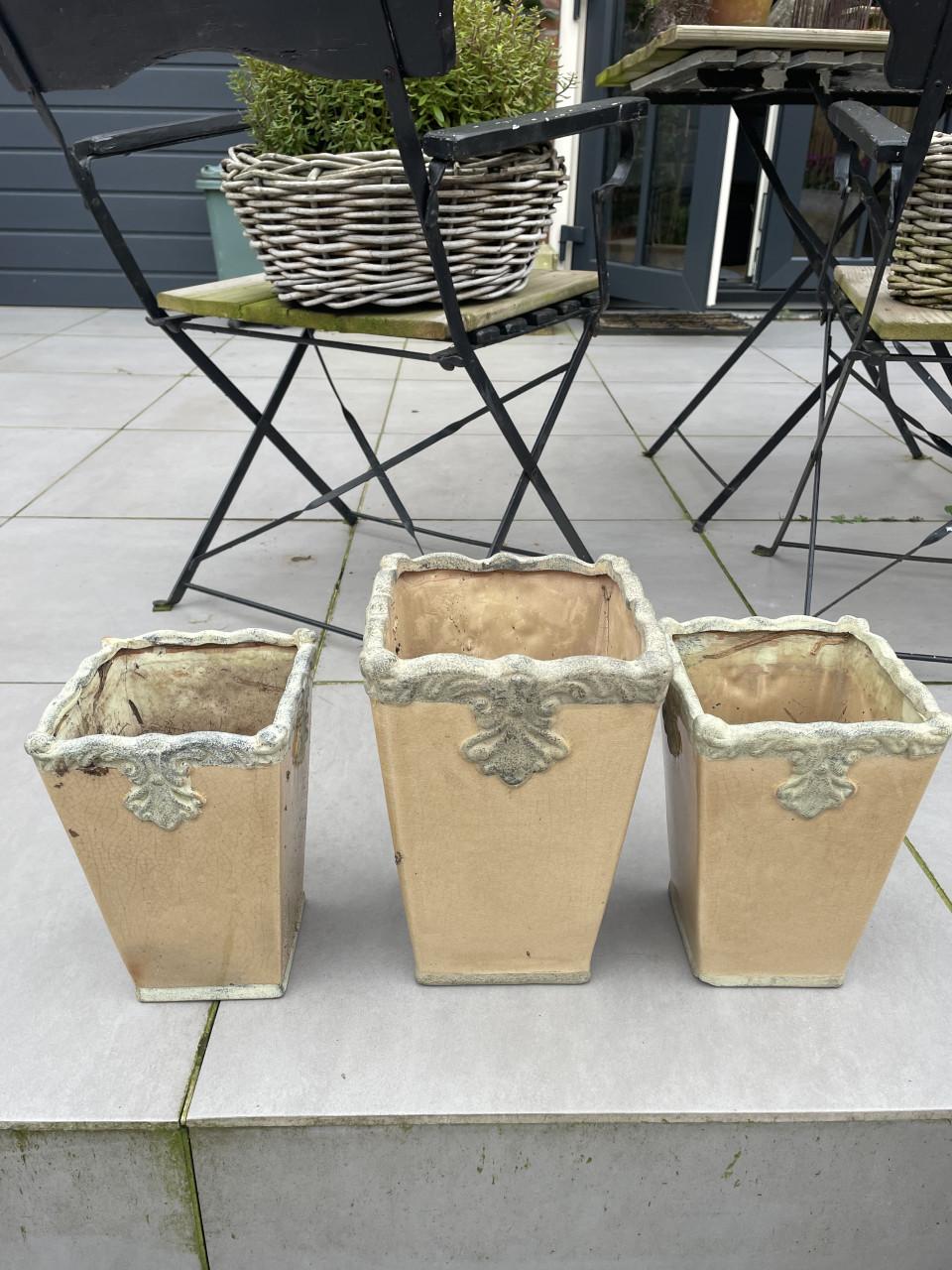 3 vintage bloempotten met decoratieve rand