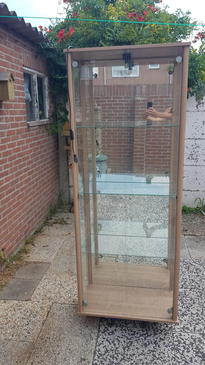 Vitrinekast met verlichting