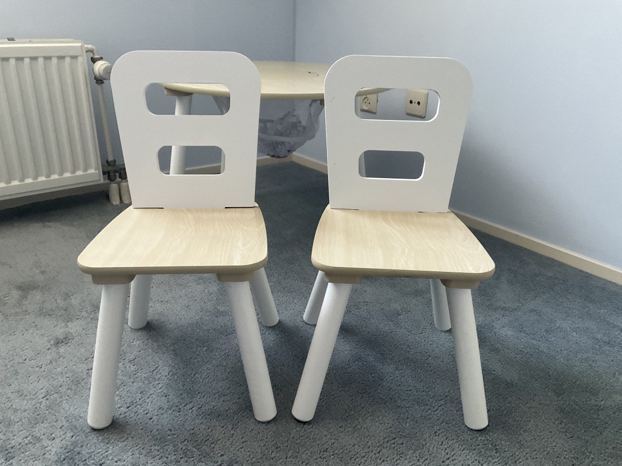 Tafeltje en 2 stoelen voor kinderen.