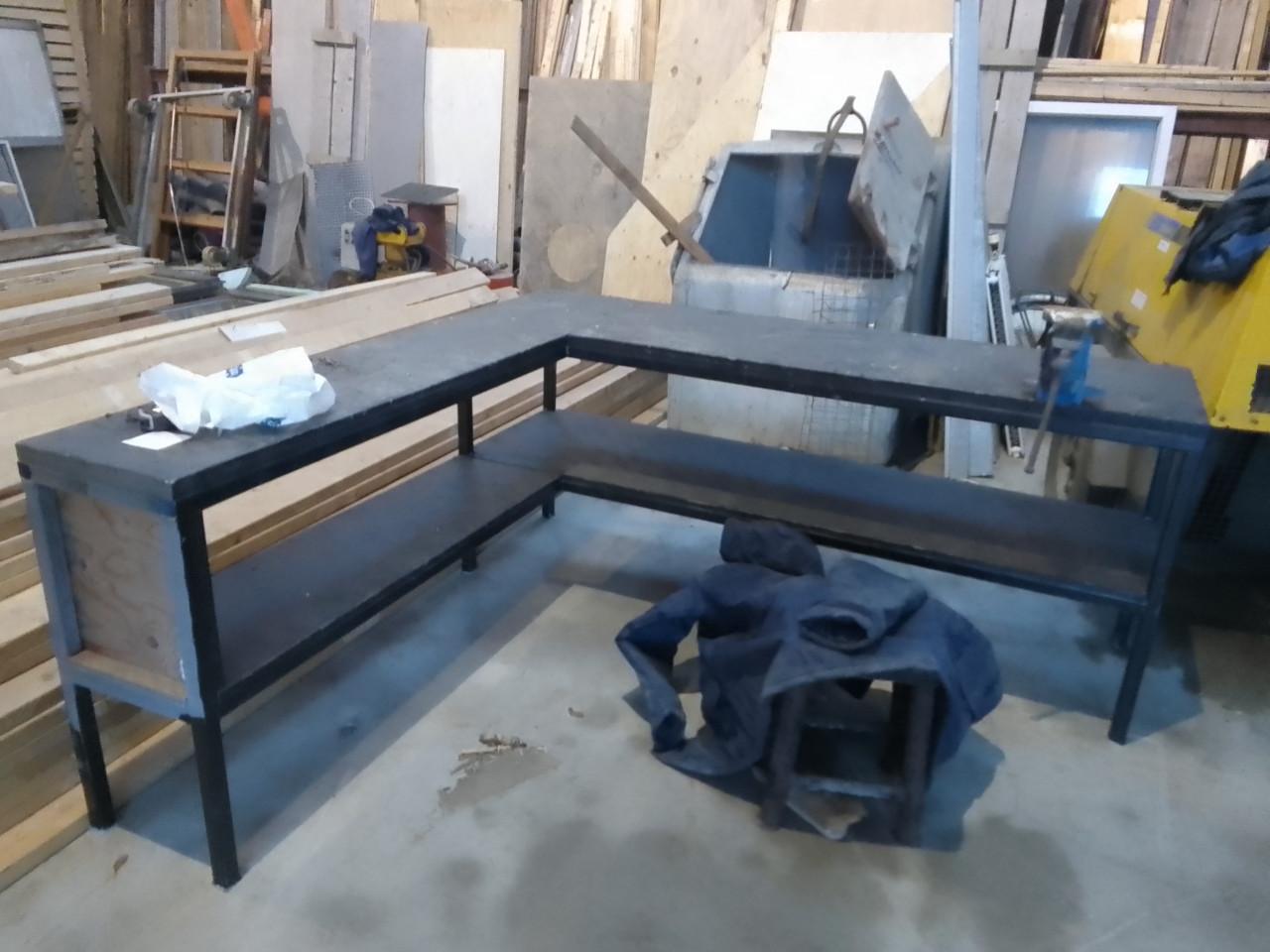 Werkbank met bankschroef