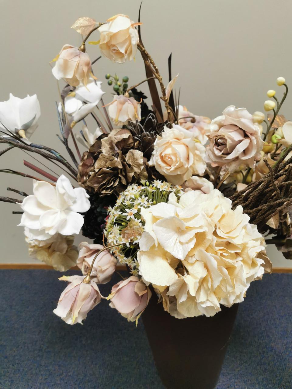 Diverse boeketten met droogbloemen