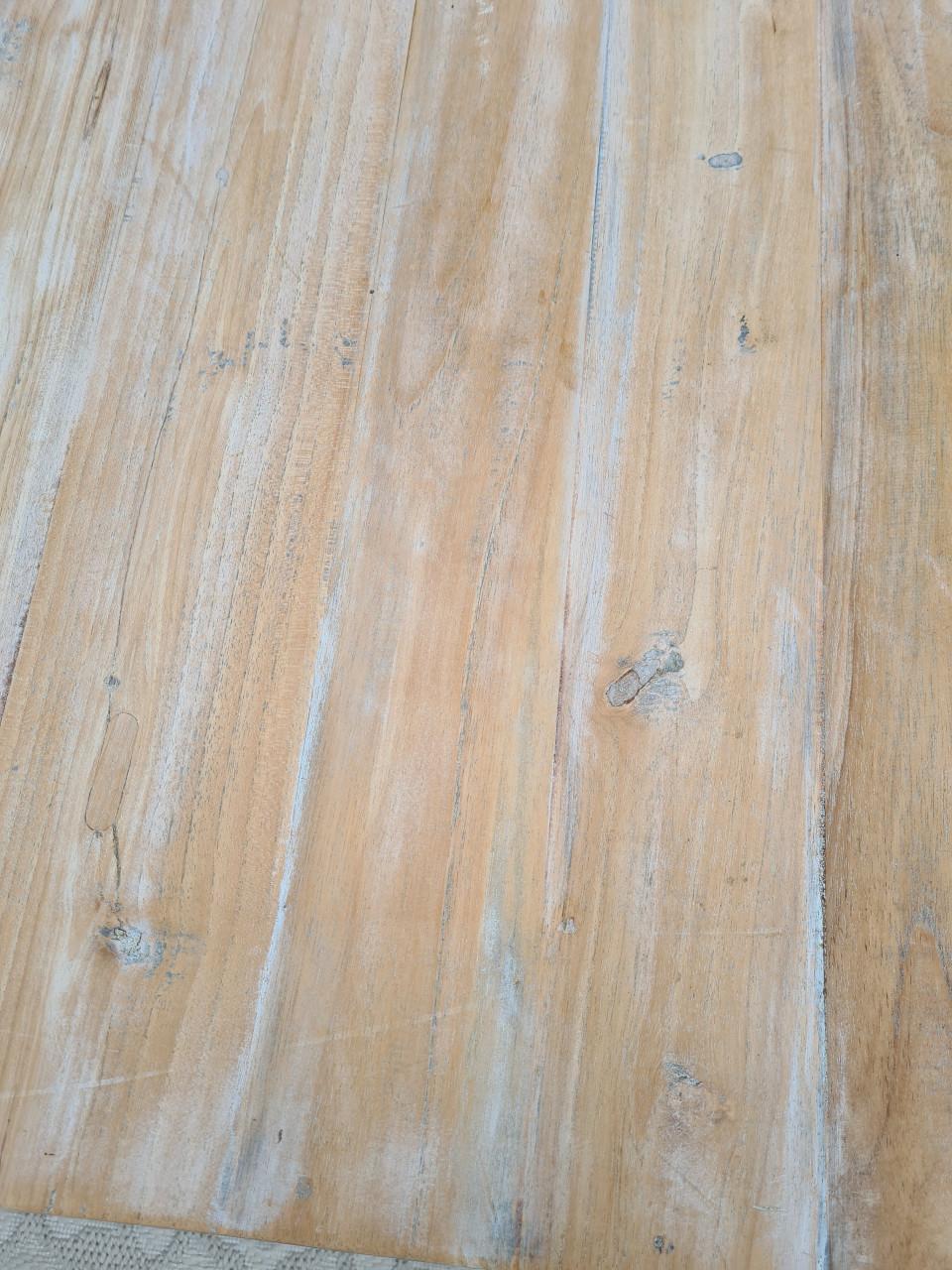 Mooie zware tafel van goede kwaliteit.