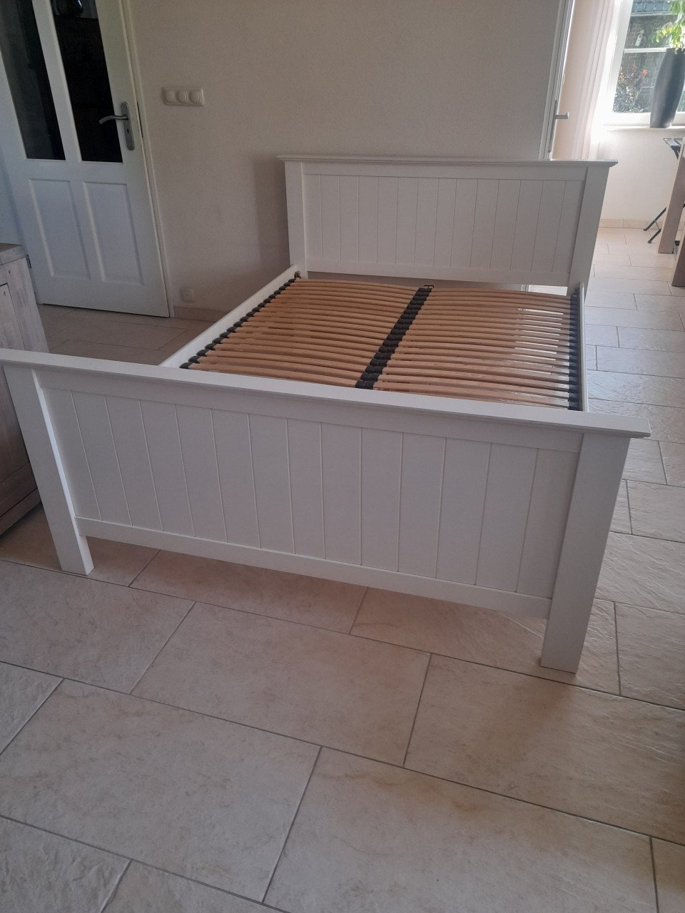Wit bed 140 x 200 (in goede staat )140 x 200