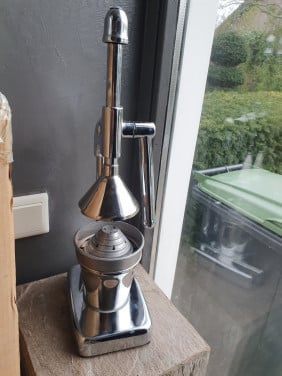 Leuke grote vintage handmatige citruspers van zwaar RVS....
