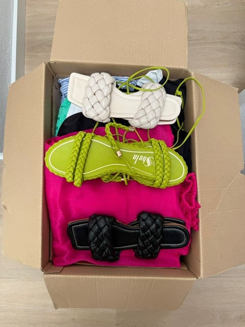 Doos met shirts en blouses en slippertjes