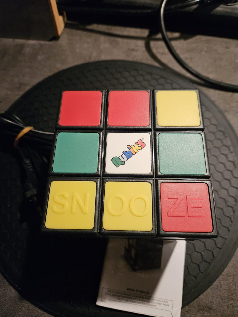 Werkende grote vrolijke vintage Bigben Rubik's cube wekkerradio