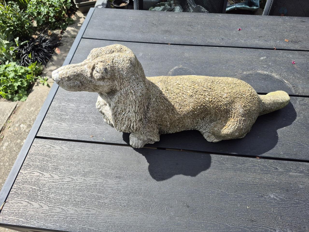 Betonnen tuinbeeld, Teckel