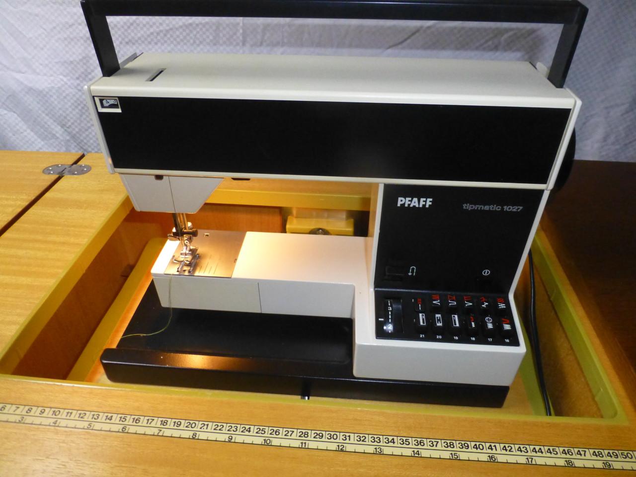 Naaimachine met meubel