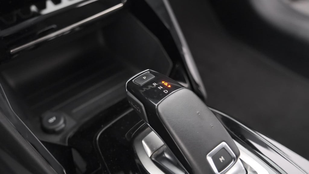 Peugeot 208 puretech 100 eat8 allure | camera | apple carplay | navigatie |