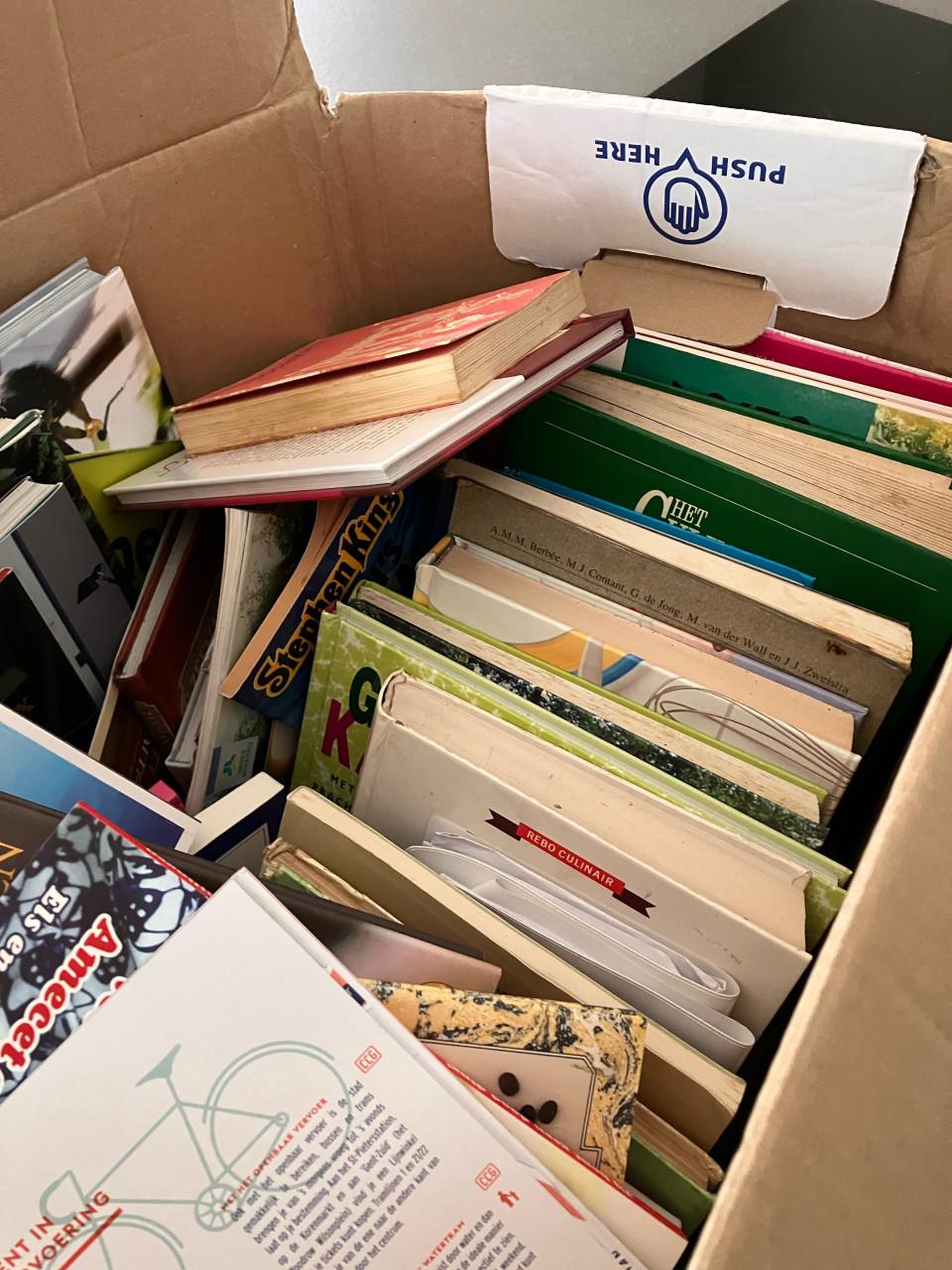 Gratis af te halen 3 dozen met diverse boeken (in een keer meenemen)