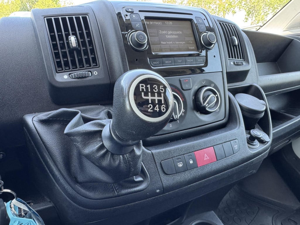 Peugeot Boxer 330 2.0 bluehdi l1h2 premium 3-persoons | trekhaak | kastinbo