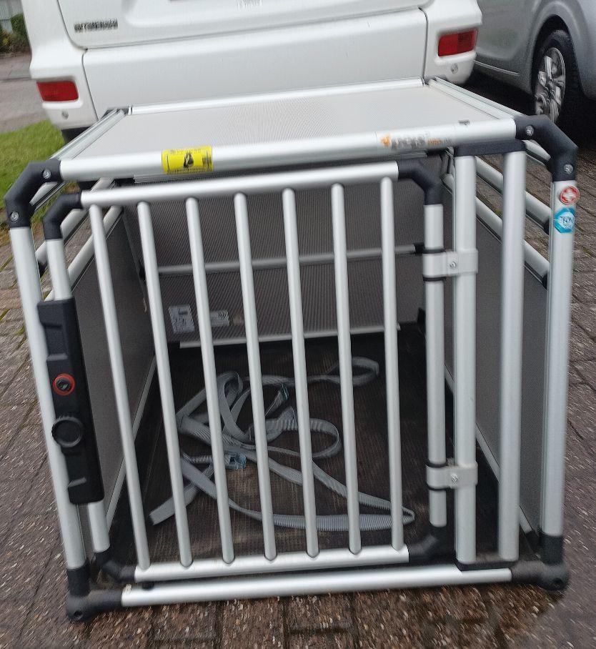 Dog-box voor in de auto