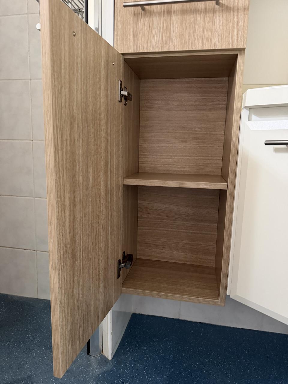 Hoge badkamerkast met lades en planken