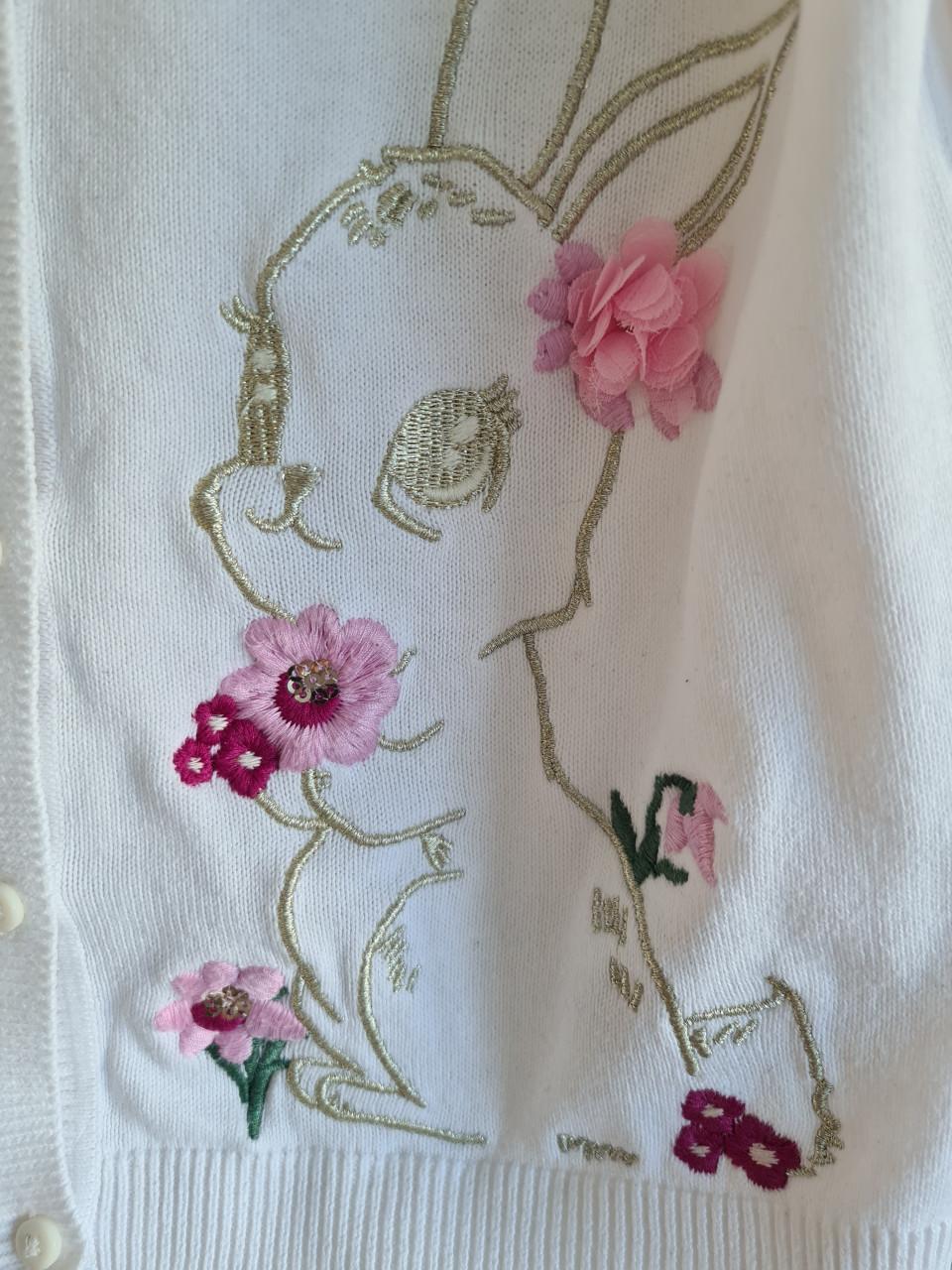 Heel leuk wit vestje met konijntjes en applicaties van C&A  Maat 128