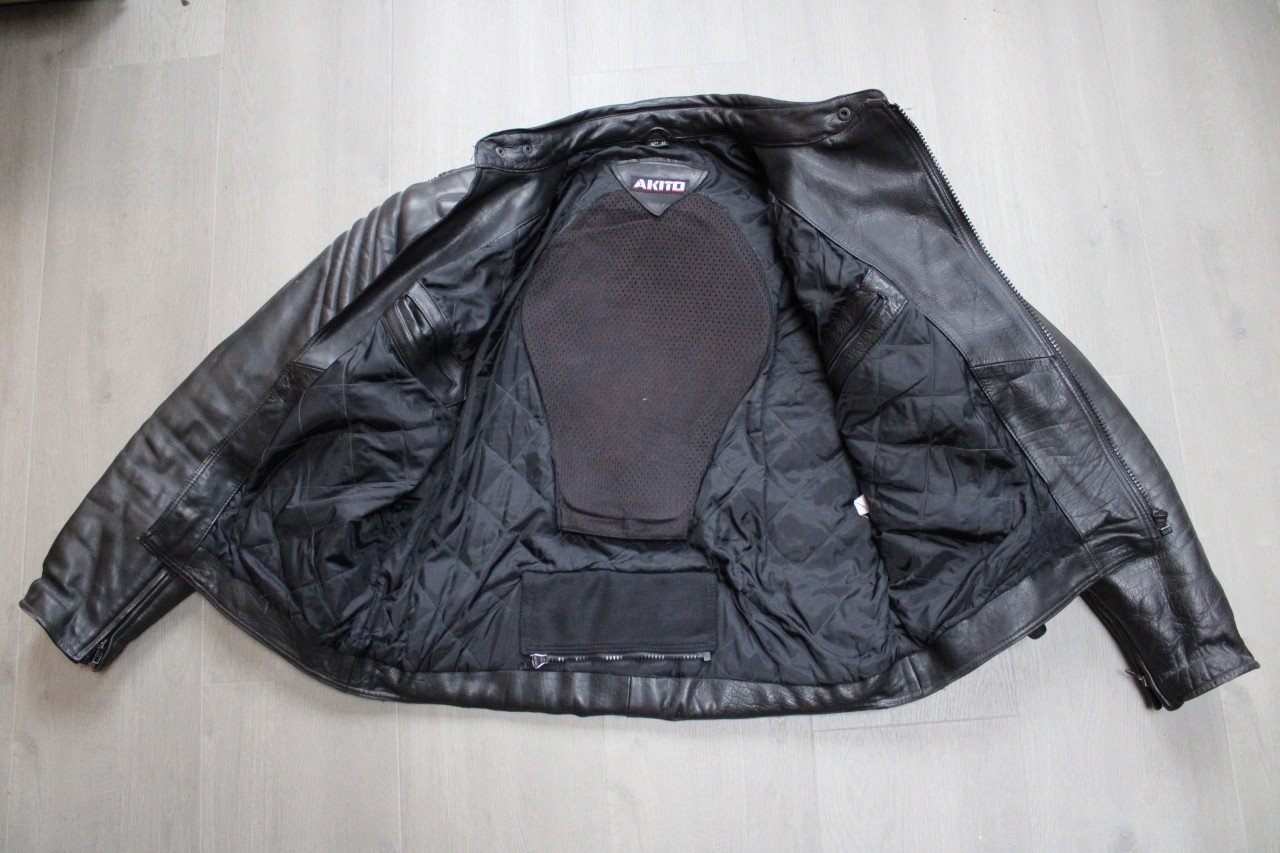 Lederen motorjas met broek en regenoverall maat 64