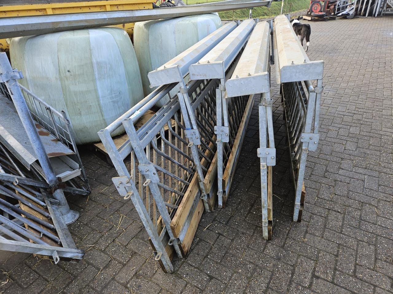 Zelfsluitende voerhekken