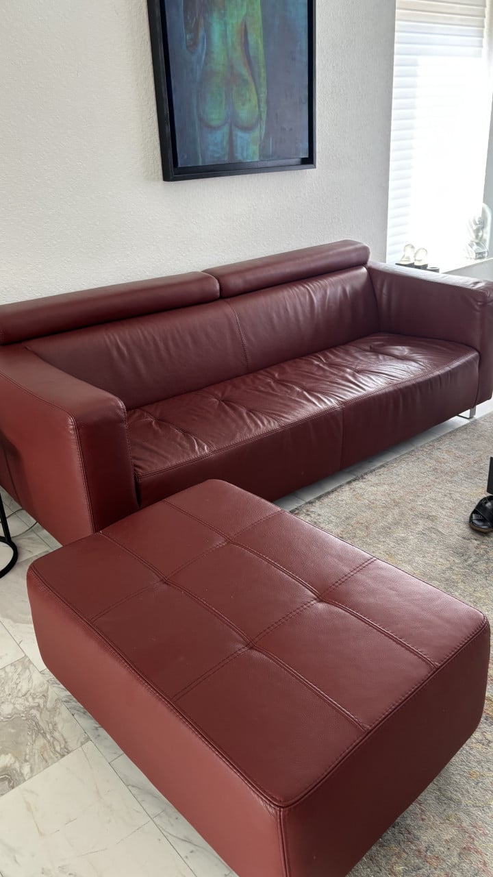 Mooie roodbruin leren bank met hocker