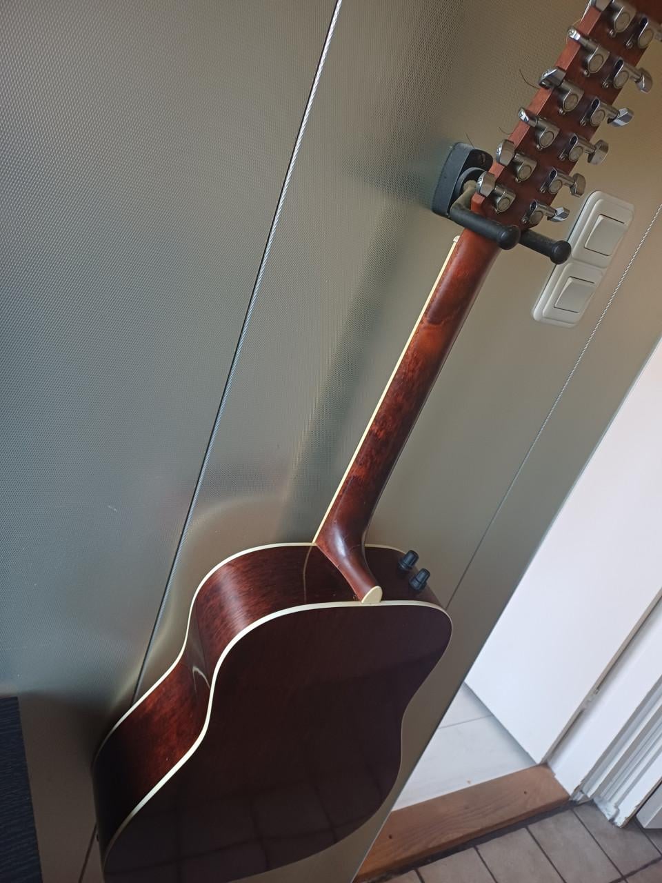 12 sn gitaar landola