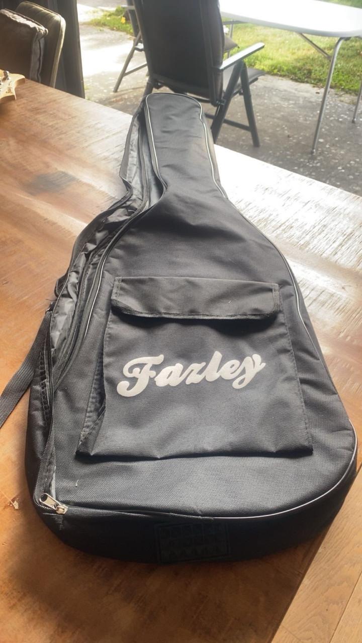 Fazley Outlaw Peacemaker Basic Blue  elektrische basgitaar met gigbag
