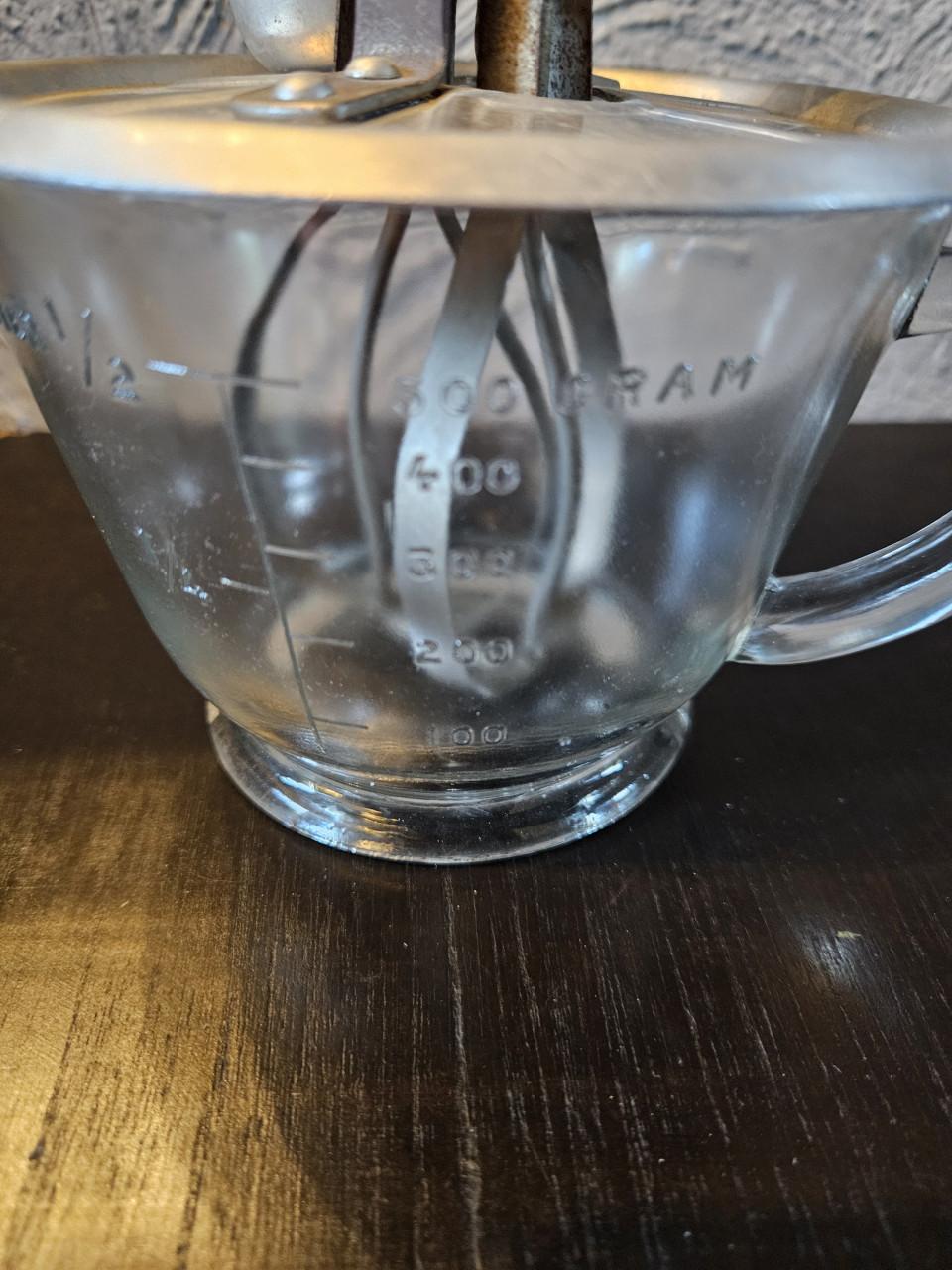 Jaren 50 mooie complete handmixer met glazen maatbeker