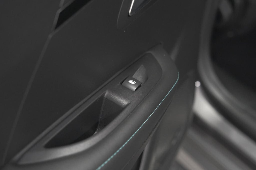 Peugeot 208 puretech 100 eat8 allure | camera | apple carplay | navigatie |