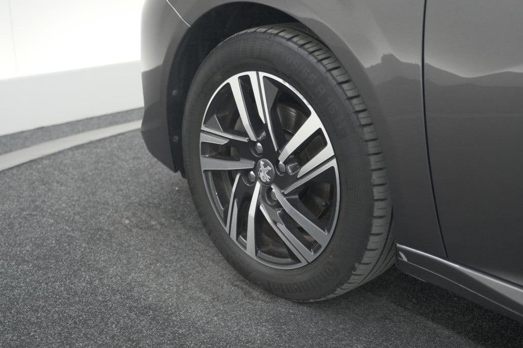 Peugeot 208 puretech 100 eat8 allure | camera | apple carplay | navigatie |