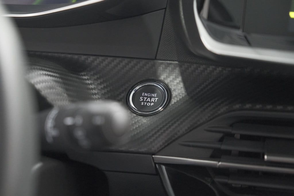 Peugeot 2008 puretech 102 allure pack | camera | apple carplay | parkeersen