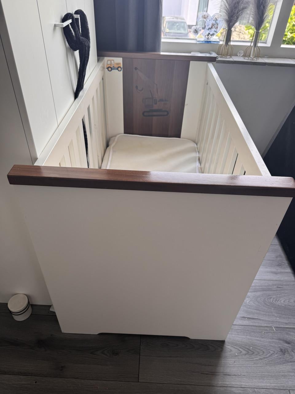 Ledikant en commode