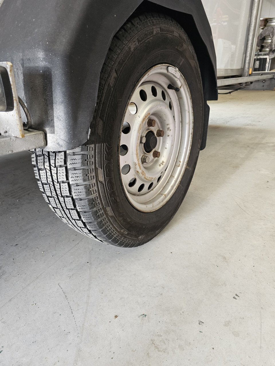 Trailer van 2018, opbouw 4 meter, zo goed als nieuw.