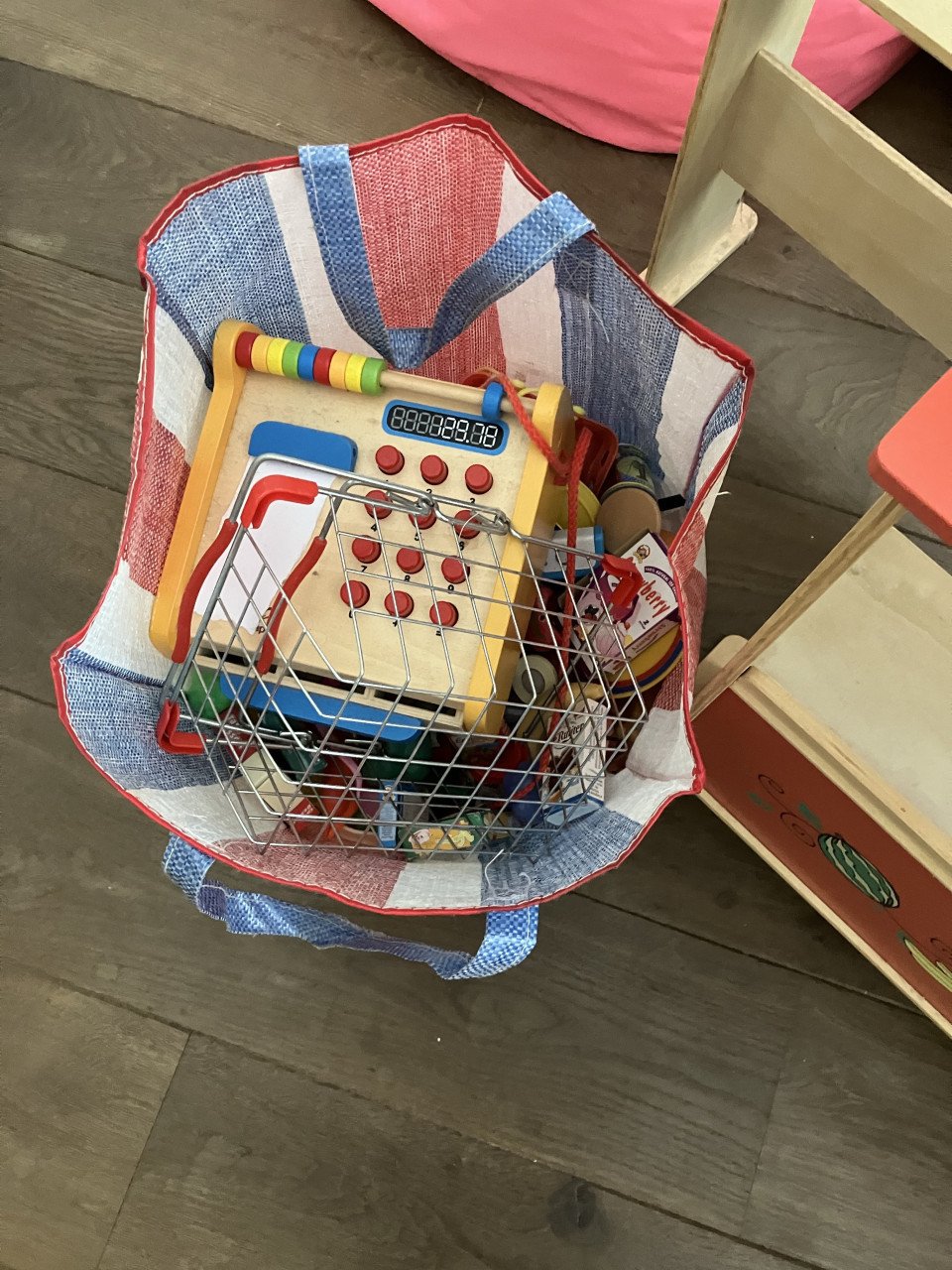 Houten winkeltje met toebehoren