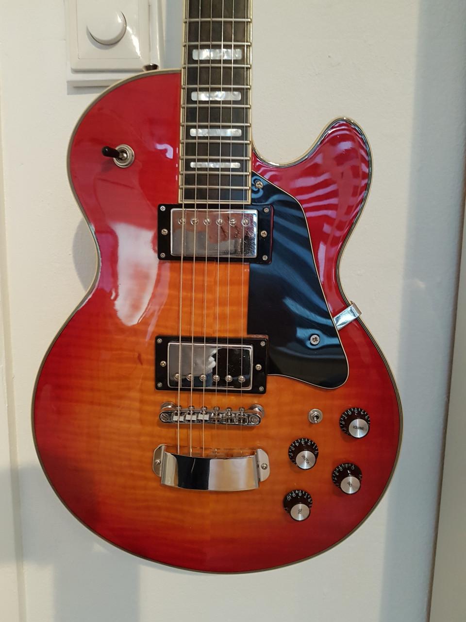 •	Hagstrom Super Sweed Les Paul