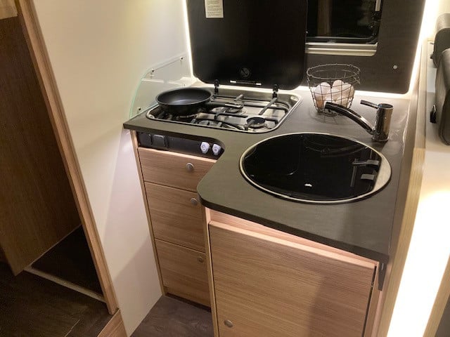 Prachtige 4 pers. automaat camer huren / Te koop camper Sunlight T 68