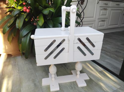 Mooie oude uitklapbare naai-opbergbox of naaikist.