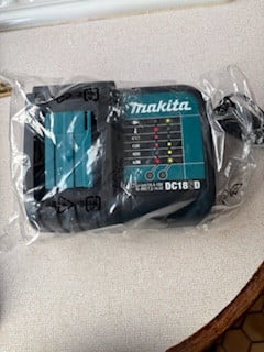 Makita  acculader  18v