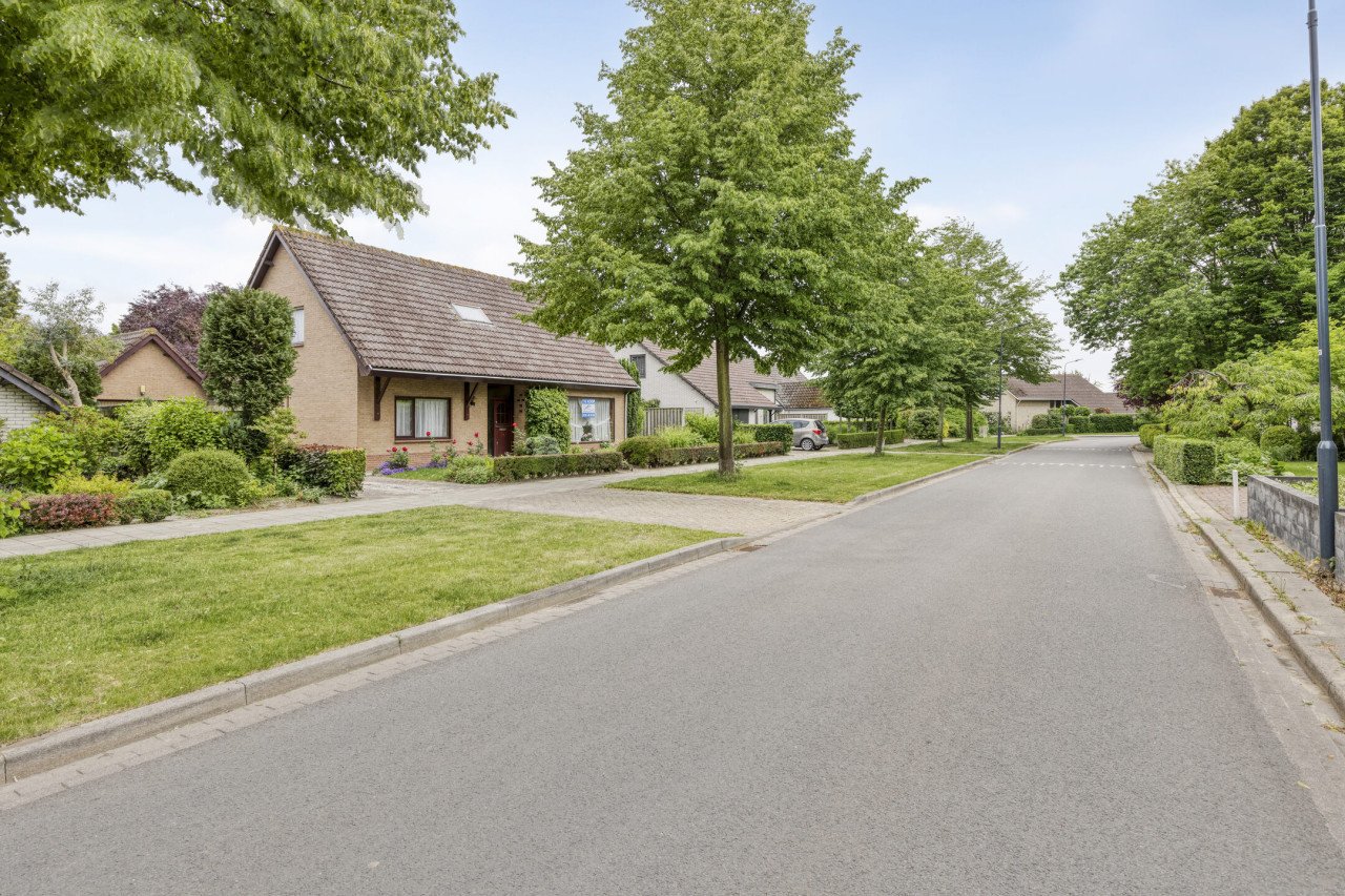 Vrijstaand huis met tuin en vrijstaande garage in Heinkenszand