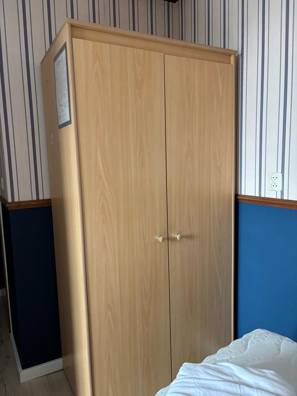 Garderobekast licht beuken. H184 x B 0.90 x D 0.58