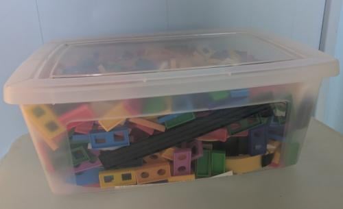 Dominostenen in plastic bak