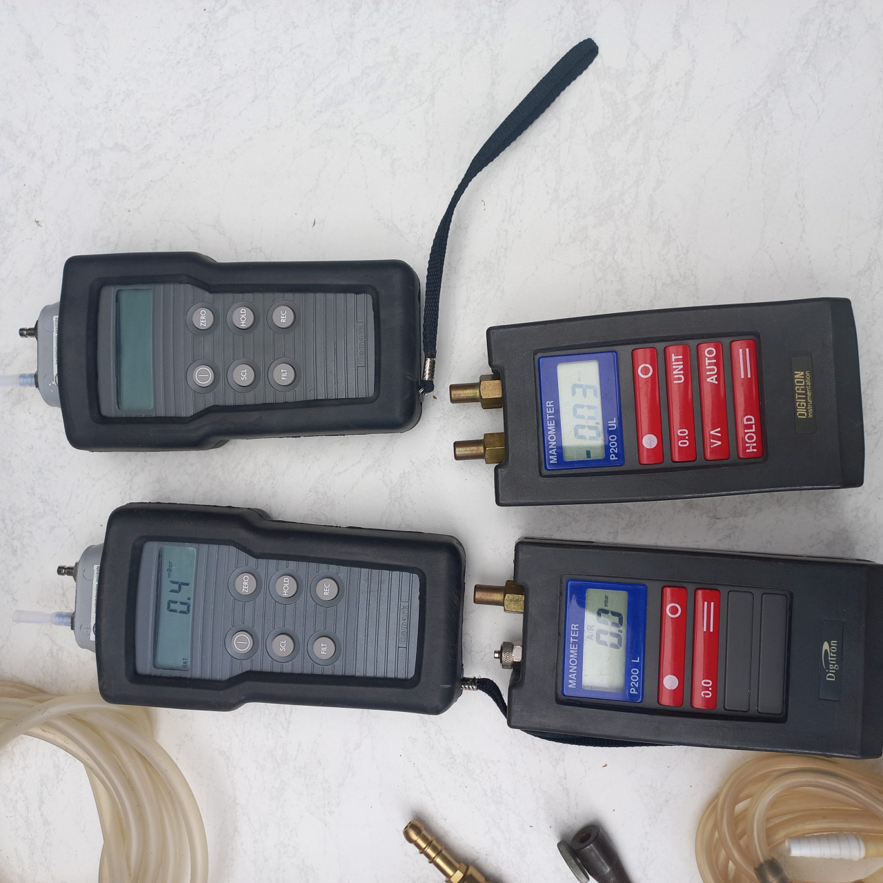 2 x manometers 2x drukmeters.