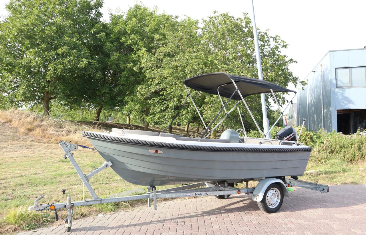 Nette boot met Mercury 20 pk buitenboordmotor en Marlin trailer