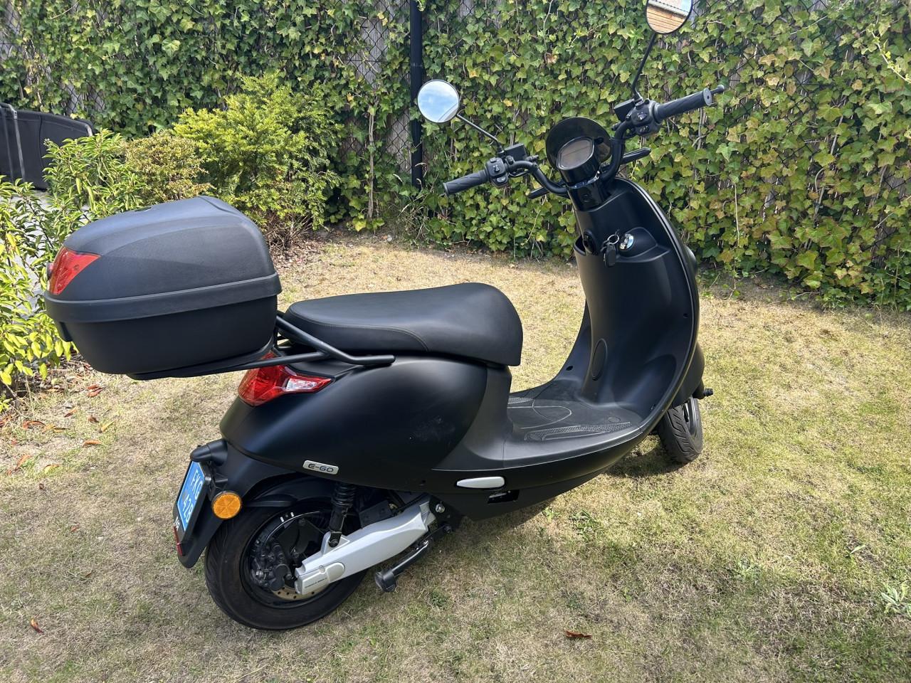 Twee electrische scooters IVA E-go S3 en S5